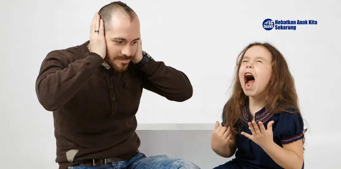 seorang anak perempuan sedang berteriak dan seorang pria sedang menutup telinga