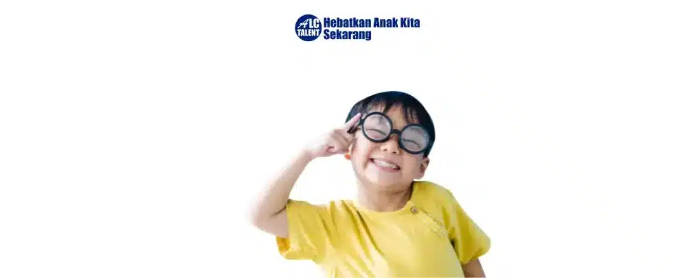 seorang anak laki-laki sedang tersenyum mengenakan kacamata hitam bulat