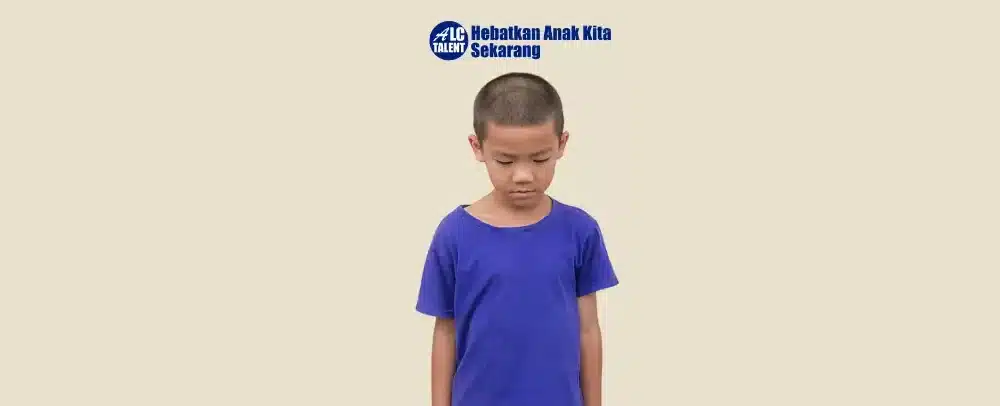 Seorang anak laki-laki berbaju biru sedang menatap kebawah