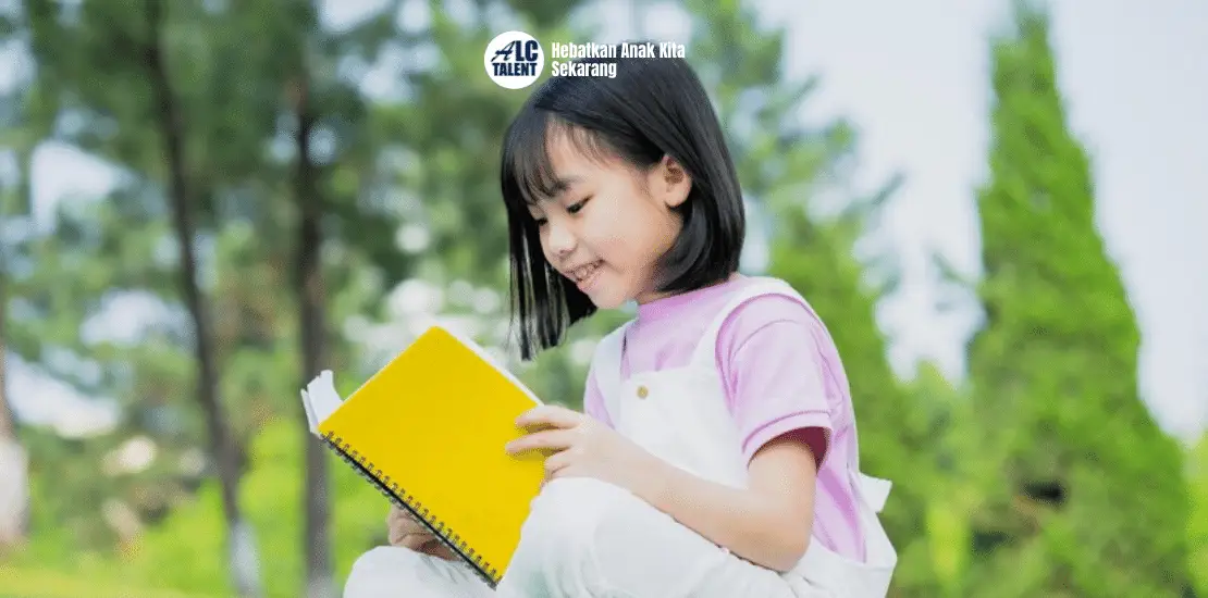 Seorang anak perempuan sedang membaca buku berwarna kuning