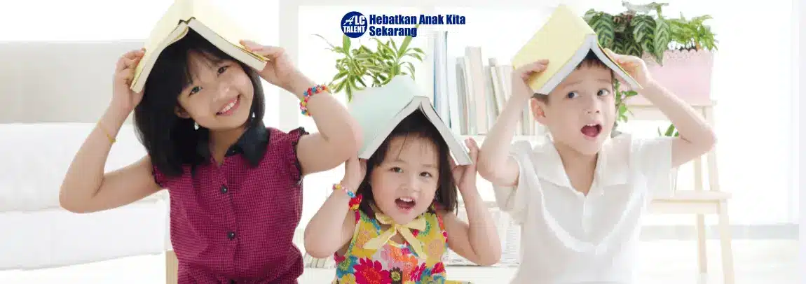 3 orang anak kecil sedang memegang buku di atas kepalanya